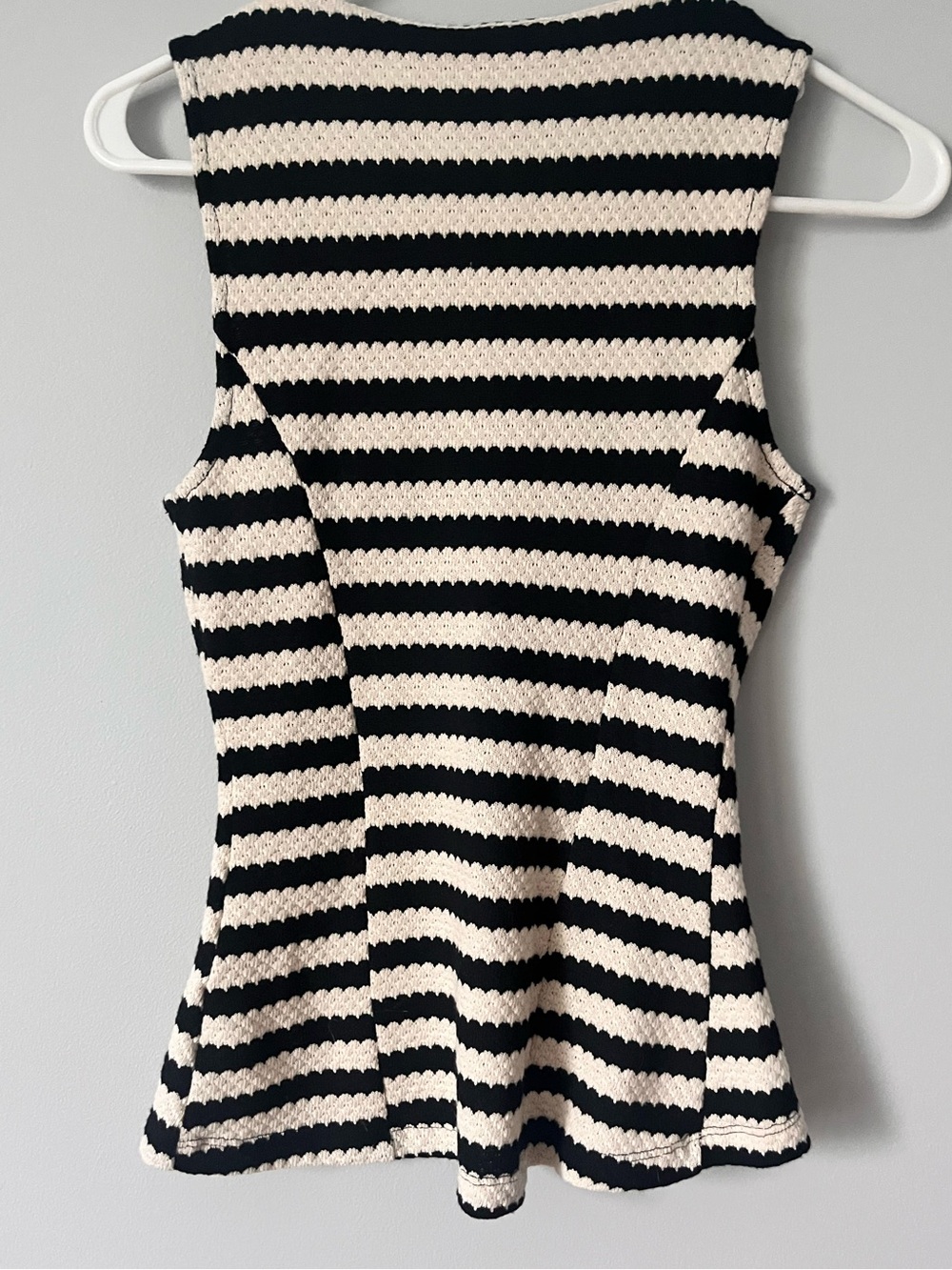 🎉Anthropologie Black & White Striped Knit Button Up Sleeveless Vest Top - Picture 12 of 15